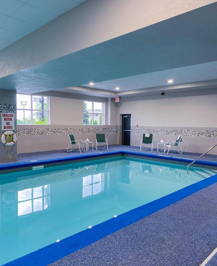 Country & By Radisson, Falls, On Hotel