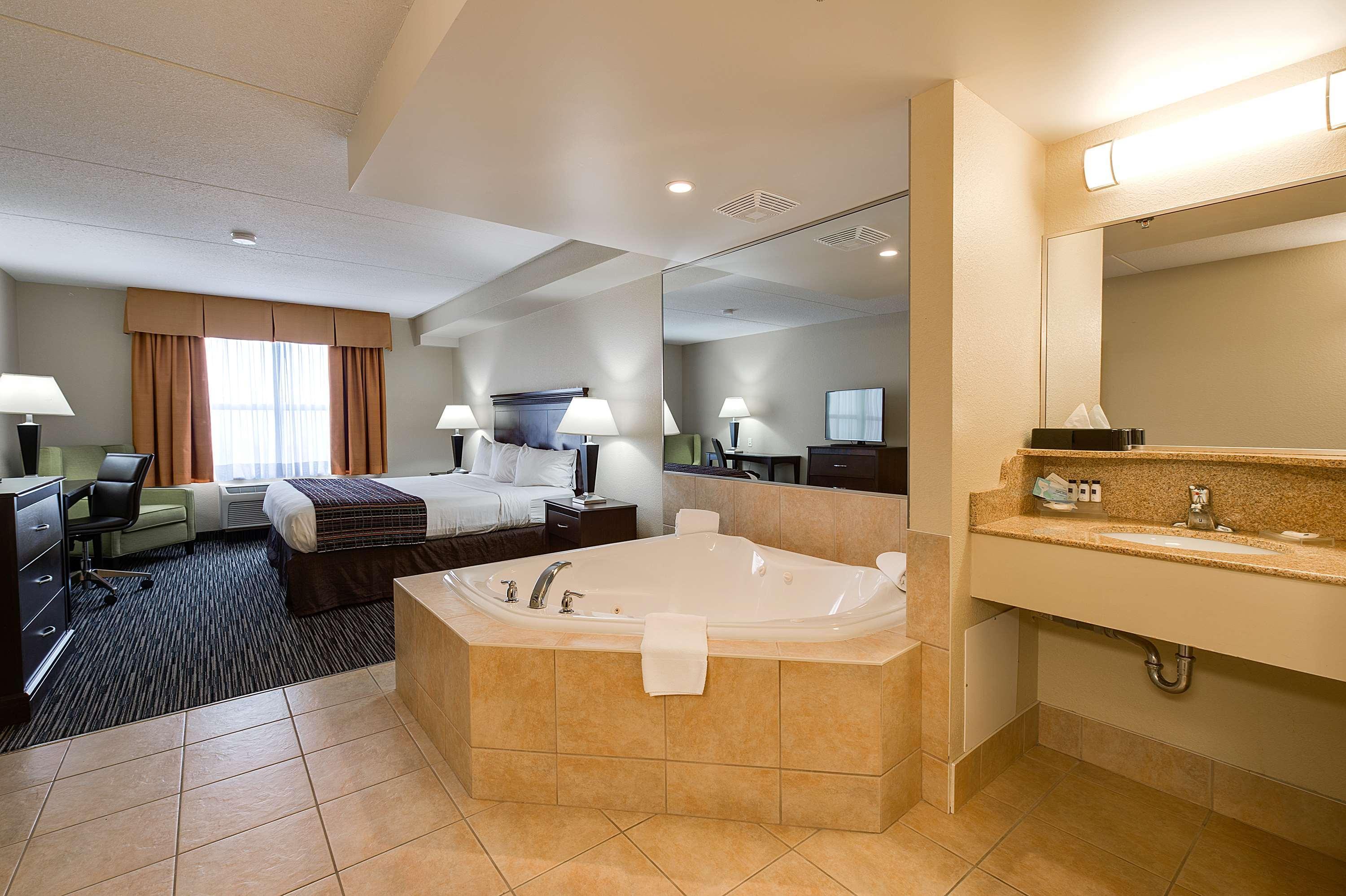 Country & By Radisson, Falls, On 3*
