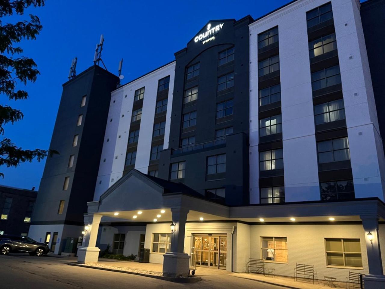 Country & By Radisson, Falls, On Niagara Falls