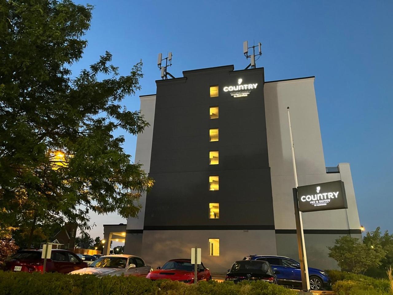 Country & By Radisson, Falls, On
